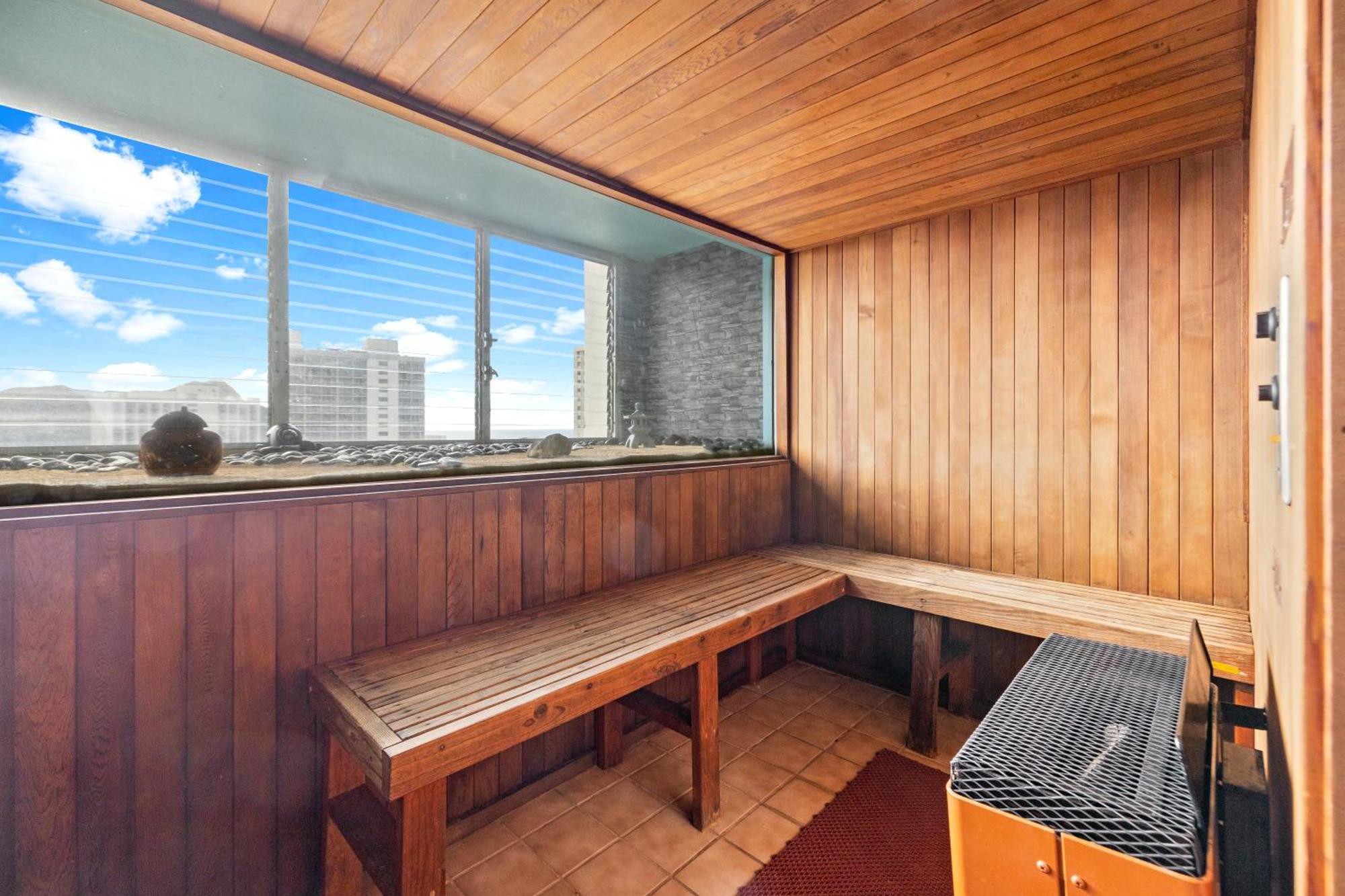 Steps To Waikiki Beach! Newly Renovated With 75" Tv Хонолулу Екстериор снимка