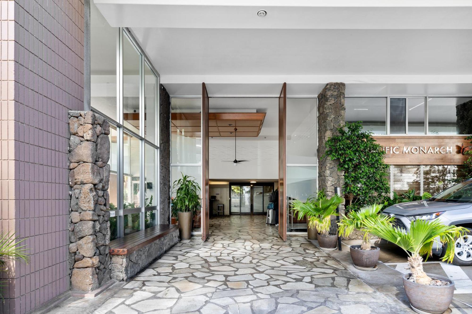 Steps To Waikiki Beach! Newly Renovated With 75" Tv Хонолулу Екстериор снимка