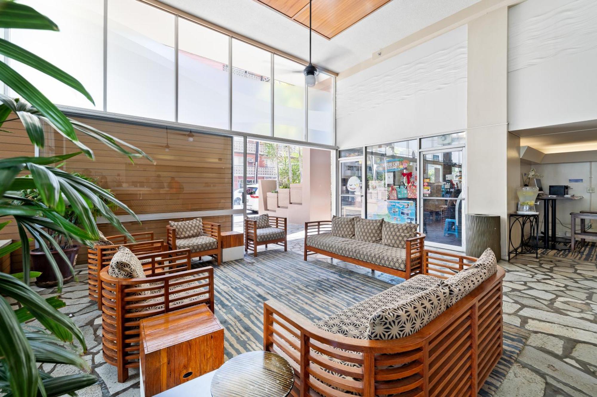 Steps To Waikiki Beach! Newly Renovated With 75" Tv Хонолулу Екстериор снимка
