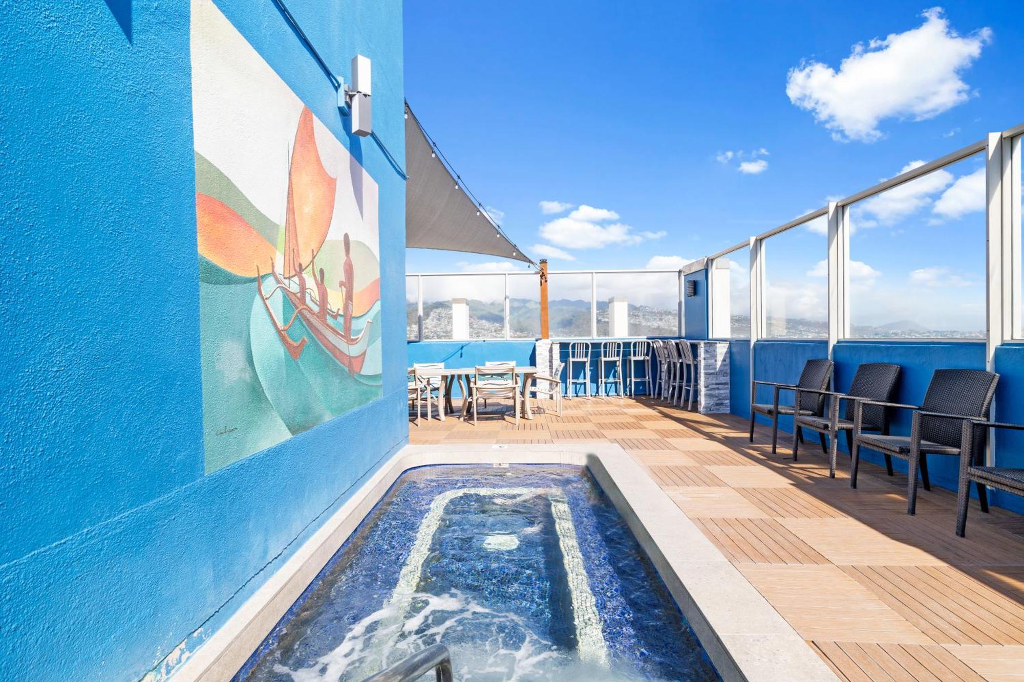Steps To Waikiki Beach! Newly Renovated With 75" Tv Хонолулу Екстериор снимка