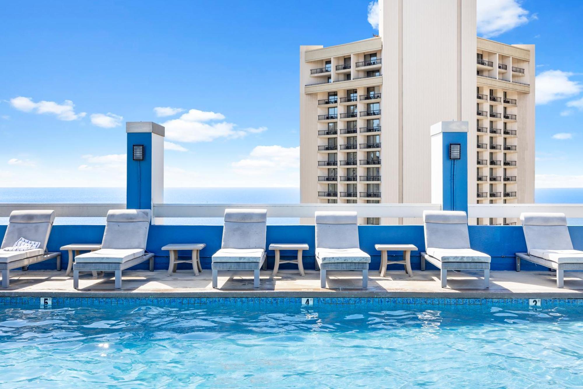 Steps To Waikiki Beach! Newly Renovated With 75" Tv Хонолулу Екстериор снимка