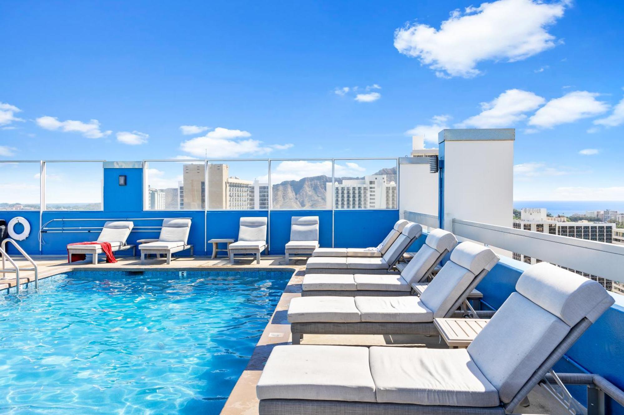 Steps To Waikiki Beach! Newly Renovated With 75" Tv Хонолулу Екстериор снимка
