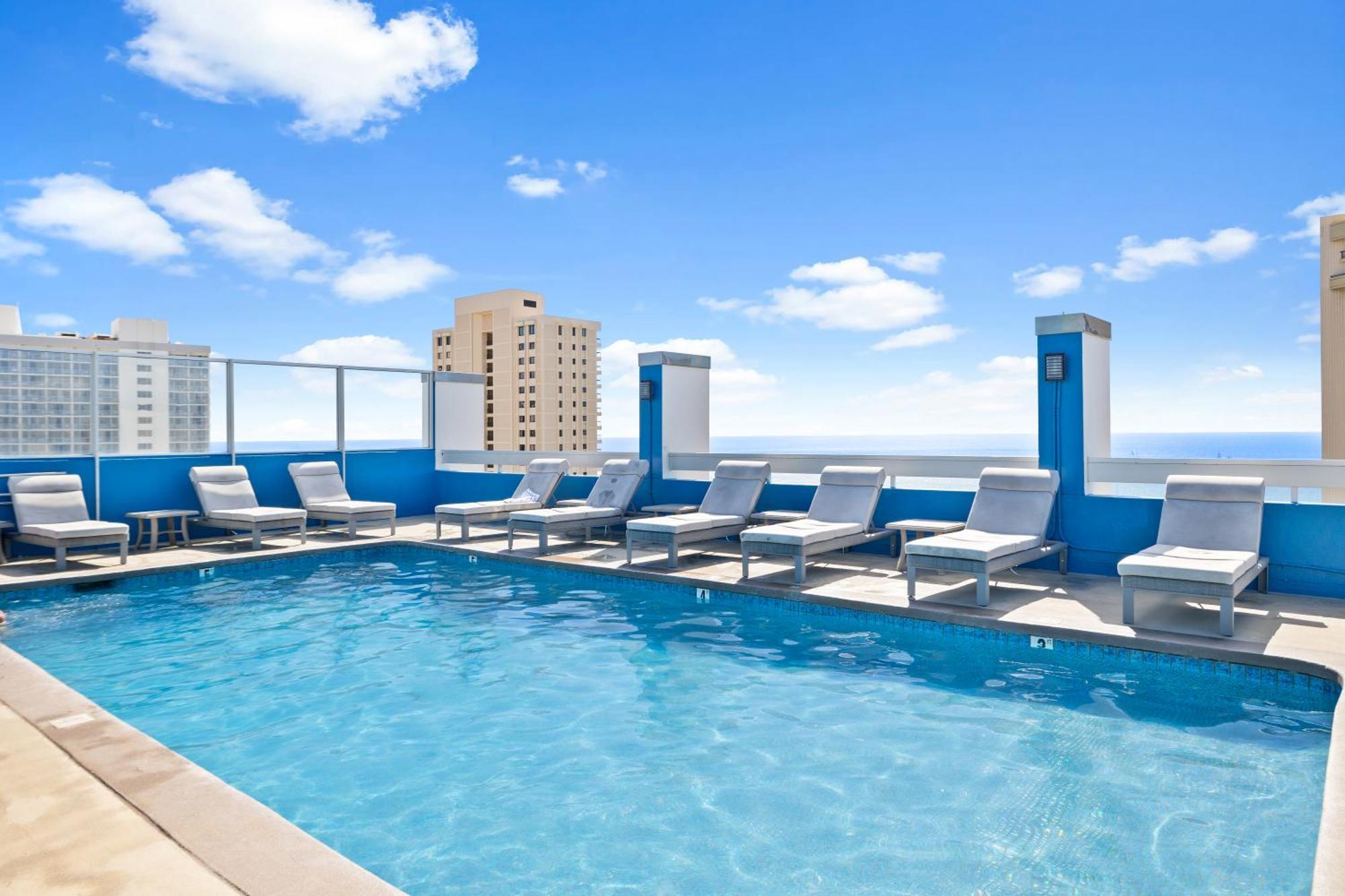 Steps To Waikiki Beach! Newly Renovated With 75" Tv Хонолулу Екстериор снимка