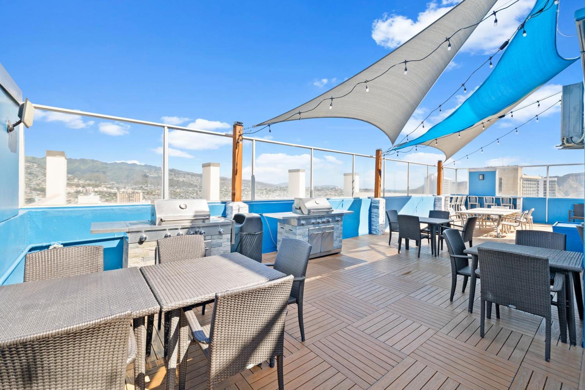 Steps To Waikiki Beach! Newly Renovated With 75" Tv Хонолулу Екстериор снимка