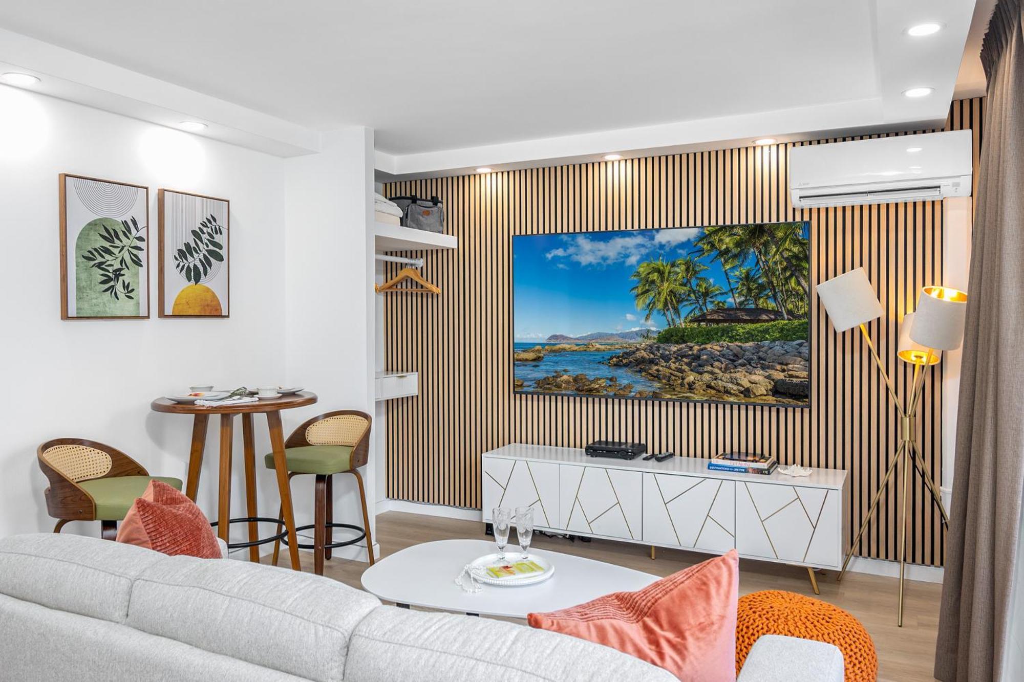 Steps To Waikiki Beach! Newly Renovated With 75" Tv Хонолулу Екстериор снимка