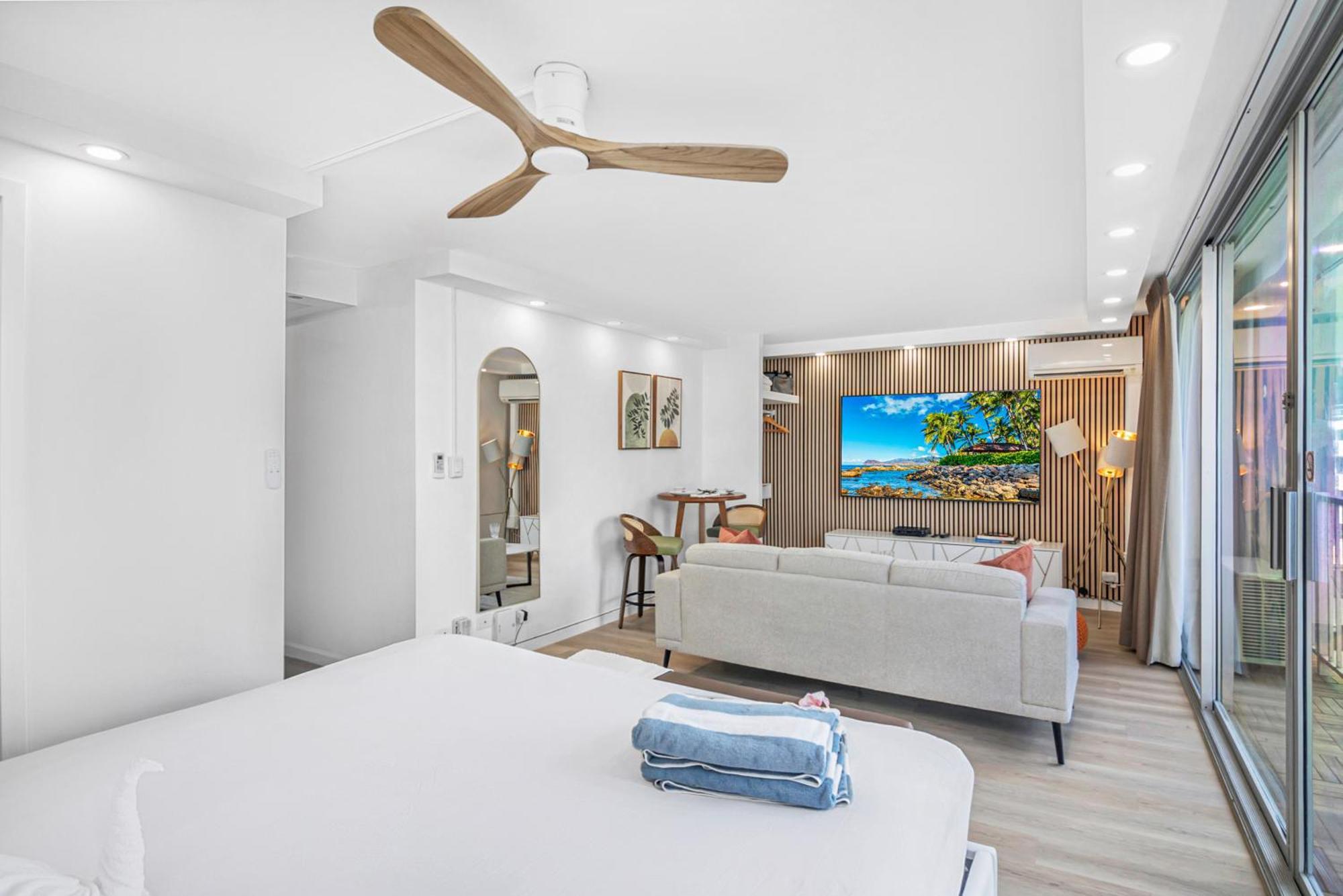 Steps To Waikiki Beach! Newly Renovated With 75" Tv Хонолулу Екстериор снимка