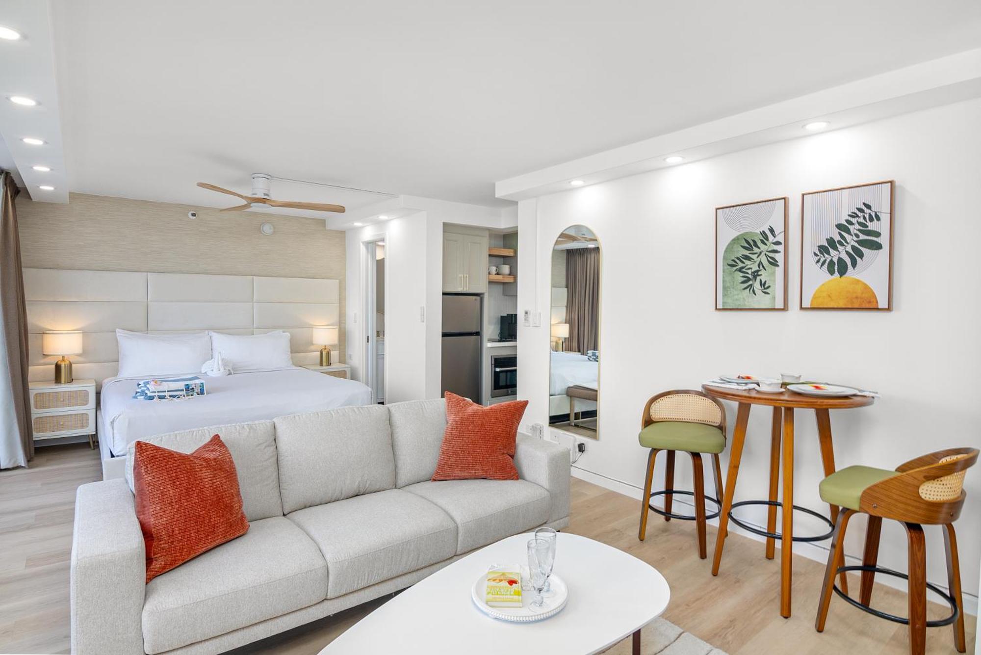 Steps To Waikiki Beach! Newly Renovated With 75" Tv Хонолулу Екстериор снимка