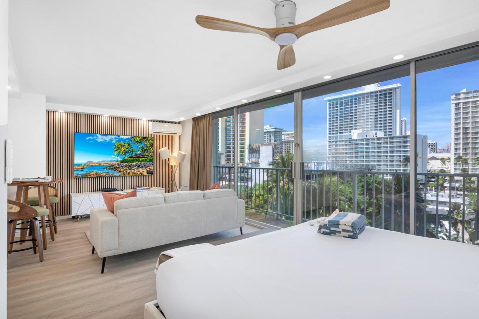 Steps To Waikiki Beach! Newly Renovated With 75" Tv Хонолулу Екстериор снимка