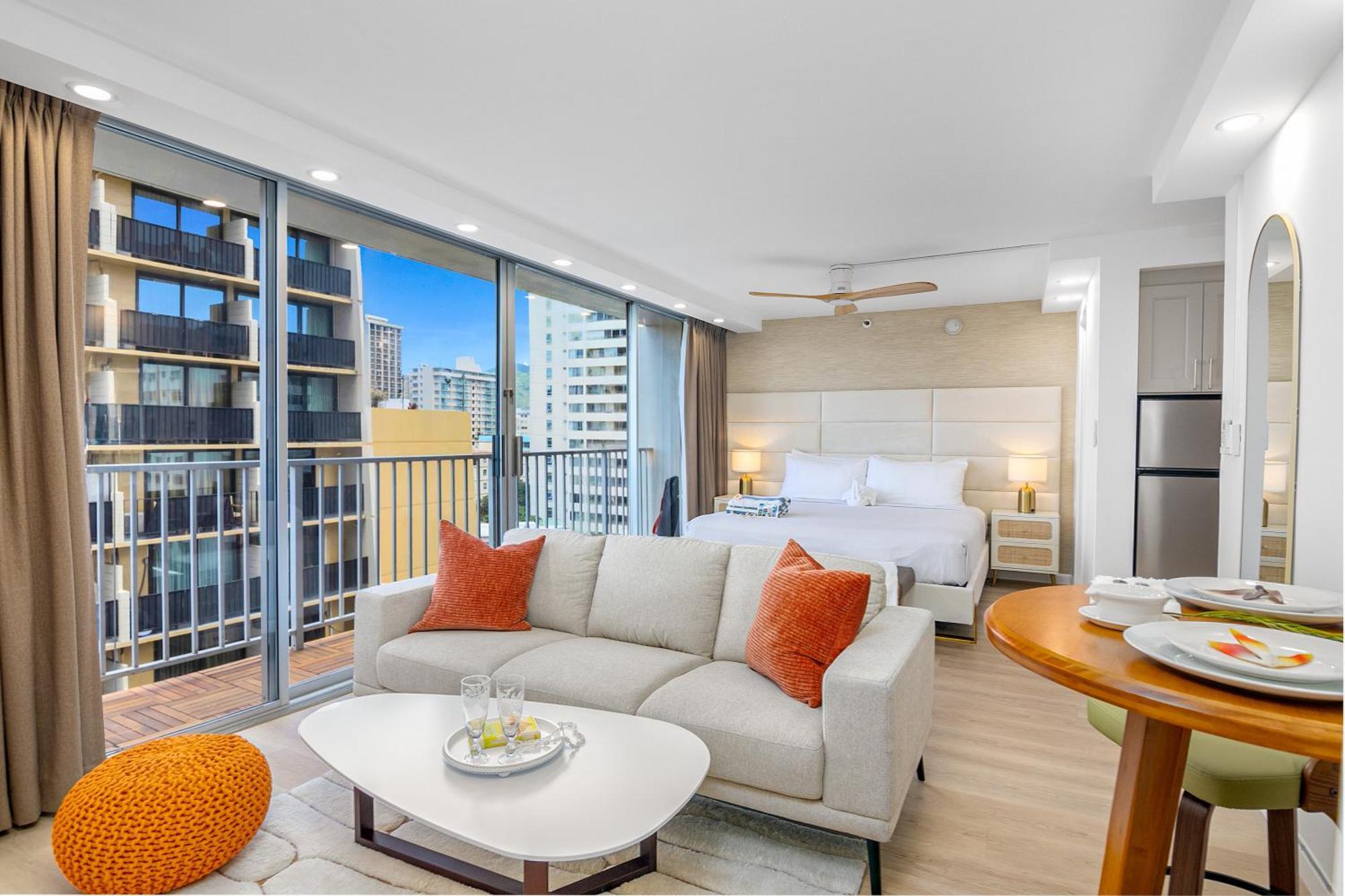 Steps To Waikiki Beach! Newly Renovated With 75" Tv Хонолулу Екстериор снимка